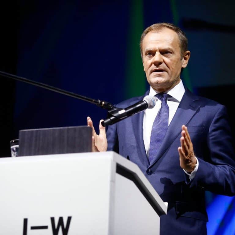 Donald Tusk nieudolnie tłumaczy się ze swych słów o bolszewikach…