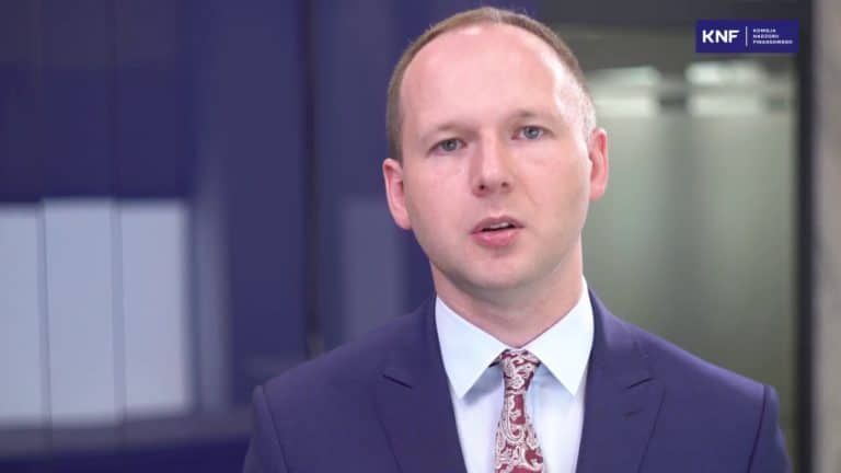 Echo afery korupcyjnej: Premier wezwał szefa KNF do złożenia natychmiastowych wyjaśnień