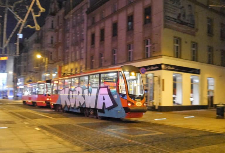 Po Katowicah jeździł tramwaj z wulgarnym graffitti