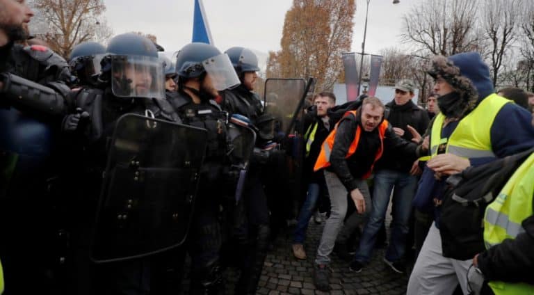 Zamieszki we Francji. Policja użyła gazu łzawiącego przeciwko demonstrantom