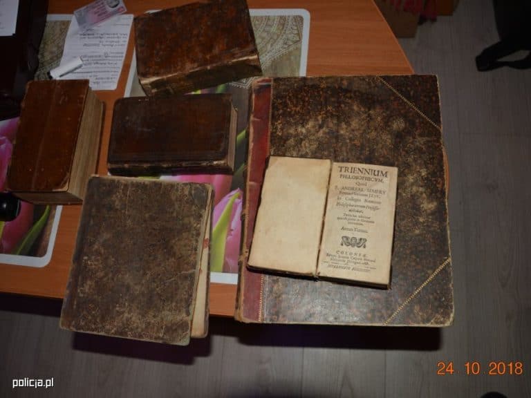 Kradli i handlowali dziełami sztuki, starodrukami, przedmiotami zabytkowymi…
