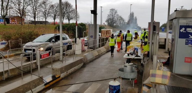 „Żółte kamizelki” kontrolują bramki wyjazdowe z autostrad i pozwalają kierowcom pokonywać je bez płacenia