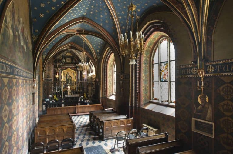 Renowacja krużganków klasztorze Franciszkanów w Krakowie na półmetku