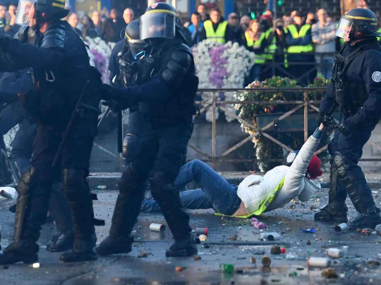 Walki uliczne i barykady na ulicach francuskich miast