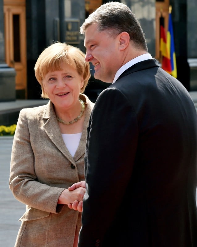 Czy Angela Merkel celowo nie pozdrowiła ukraińskich żołnierzy okrzykiem „Sława Ukrainie”? (VIDEO)