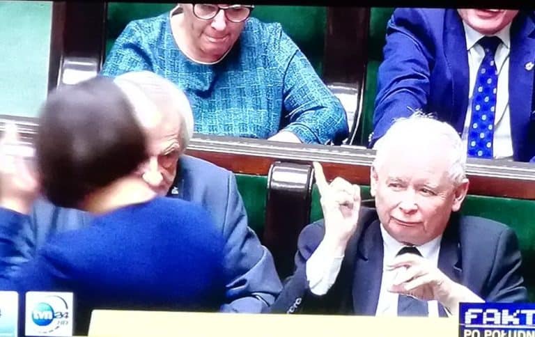 Poseł Siarkowska skrytykowała kapitulację w sprawie SN. Kaczyński pogroził jej palcem