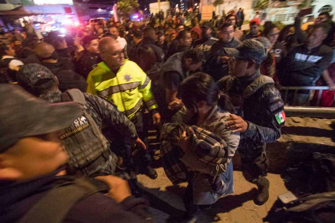 Gwałtowne starcia przy meksykańsko-amerykańskiej granicy – starli się Meksykanie z imigrantami z karawany