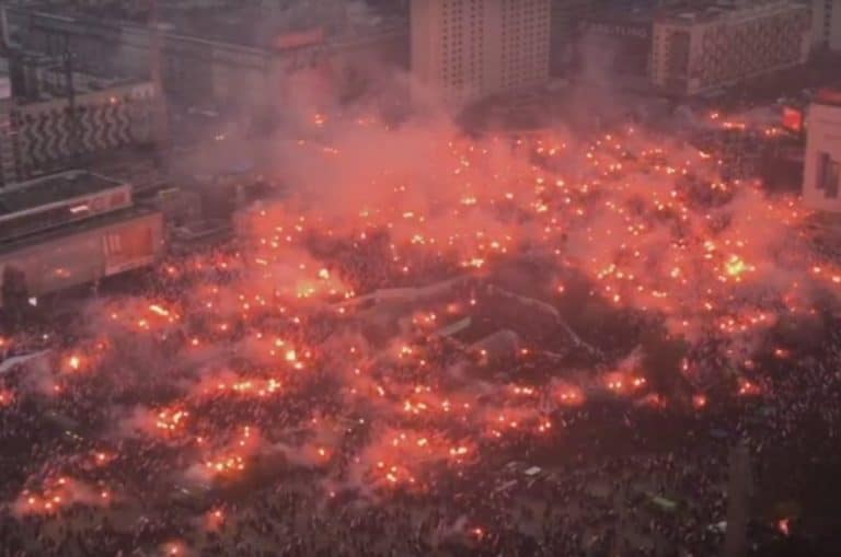 Absurdy rodem z filmów Barei: Policja ukarała sprawcę odpalenia racy na Marszu Niepodległości