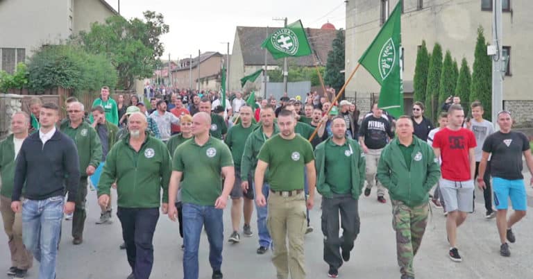 Na Słowacji narodowcy przeprowadzili protest przeciwko cygańskim bandytom, którzy zamordowali emeryta na wózku inwalidzkim (VIDEO)