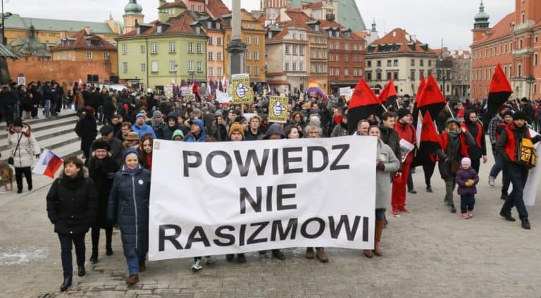 Nabijają się z białego bezdomnego, demonstracyjnie obżerając się przy nim