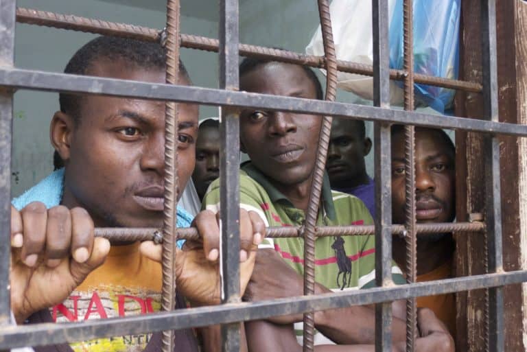 Migranci zalewają niemieckie więzienia: „W pudle niekoniecznie zagadasz po niemiecku”