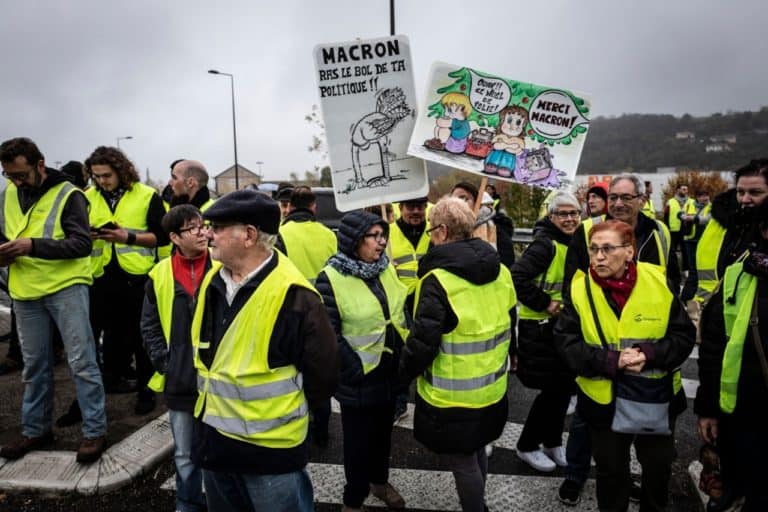 Protestujący Francuzi do awanturujących się imigrantek: „Wracajcie do swojego kraju”