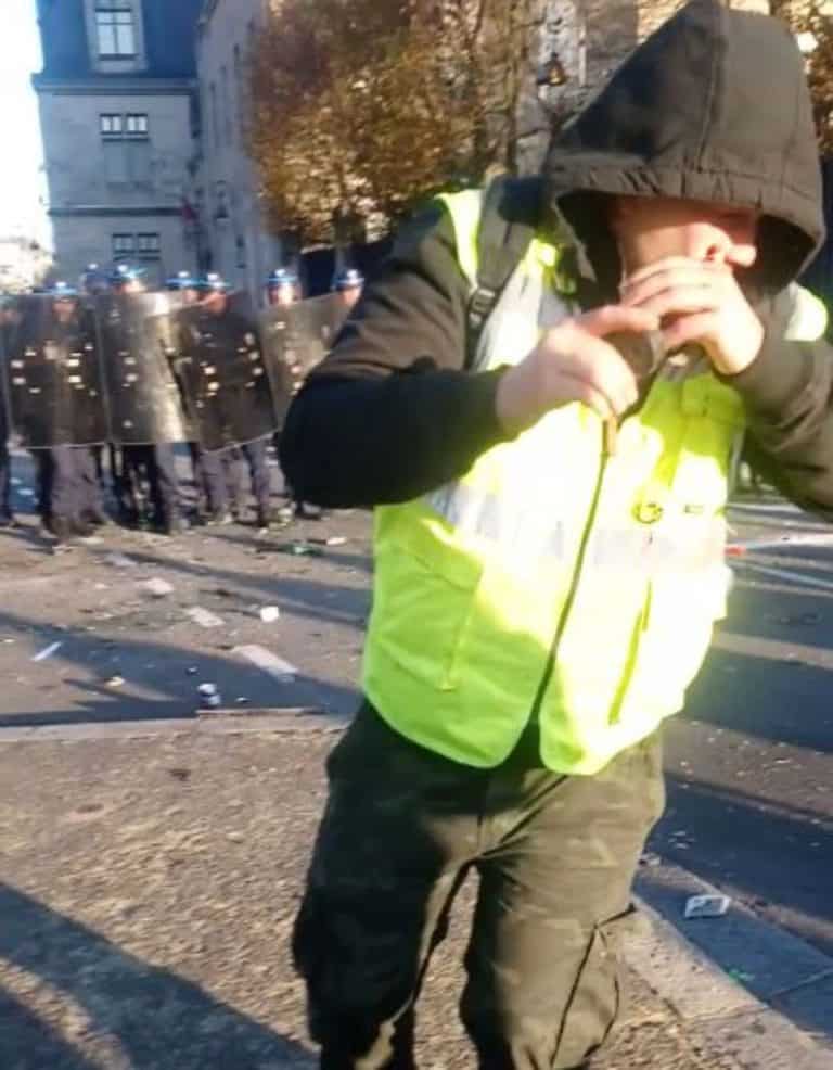 Dramatyczny moment, gdy policyjna kula trafia jednego z protestujących, został uchwycony na filmie