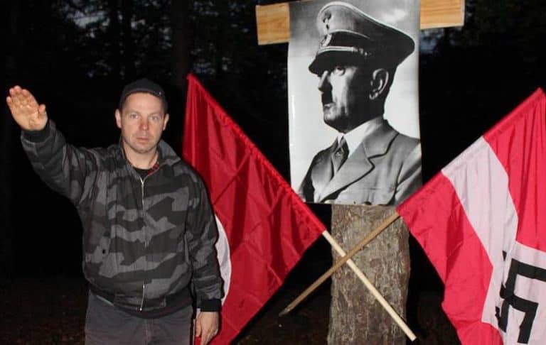 Hajlujący operator telewizyjny stacji TVN na „urodzinach Hitlera”