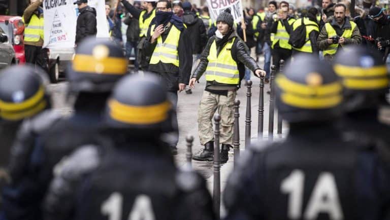 Kilkadziesiąt tysięcy osób bierze udział w proteście „żółtych kamizelek”, kilka tysięcy w Paryżu