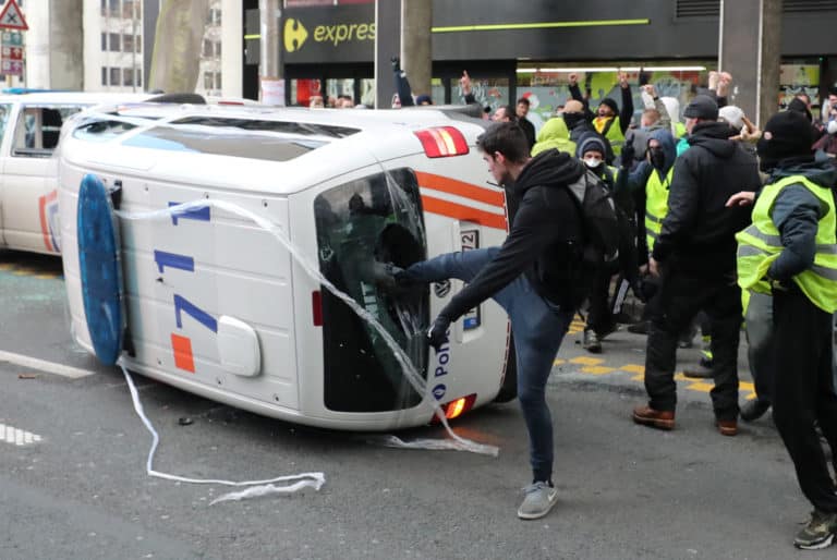 12 rannych policjantów, 74 osoby zatrzymane – bilans wczorajszego protestu „żółtych kamizelek” w Brukseli
