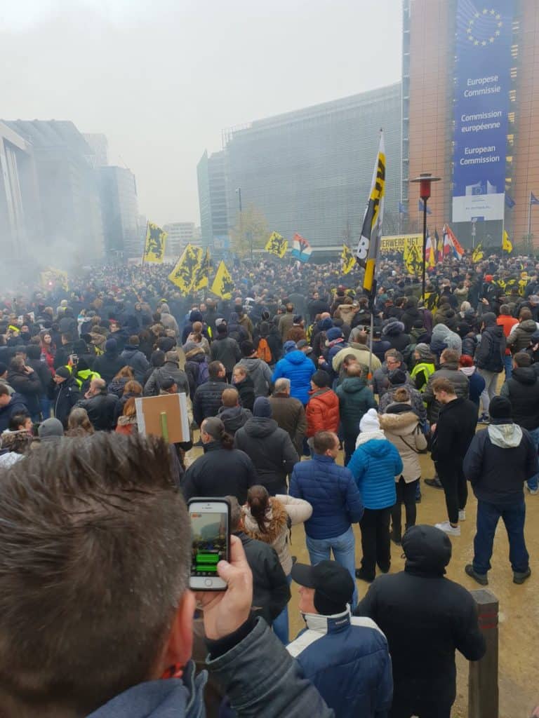 W Brukseli wielotysięczne tłumy demonstrują przeciwko masowej imigracji