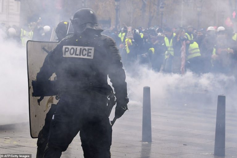 „Żółte kamizelki” biją się z policją w Paryżu i w wielu innych miastach