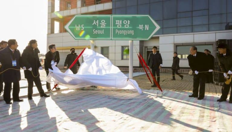 Przedstawiciele obydwu Korei zainaugurowali projekt łączenia infrastruktury drogowej i kolejowej