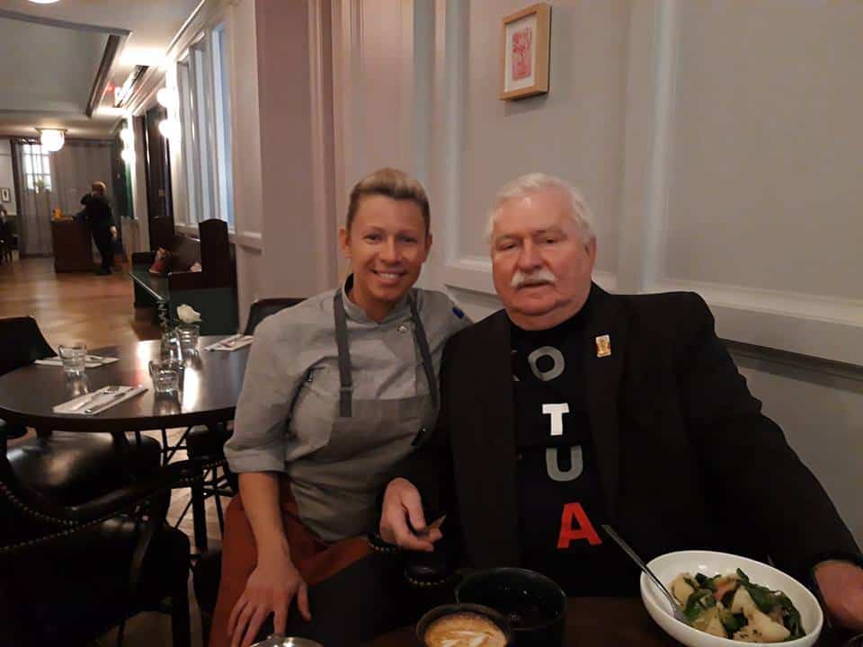 Zagubiony Wałęsa w koszulce KONSTYTUCJA na pogrzebie George’a Busha /film/