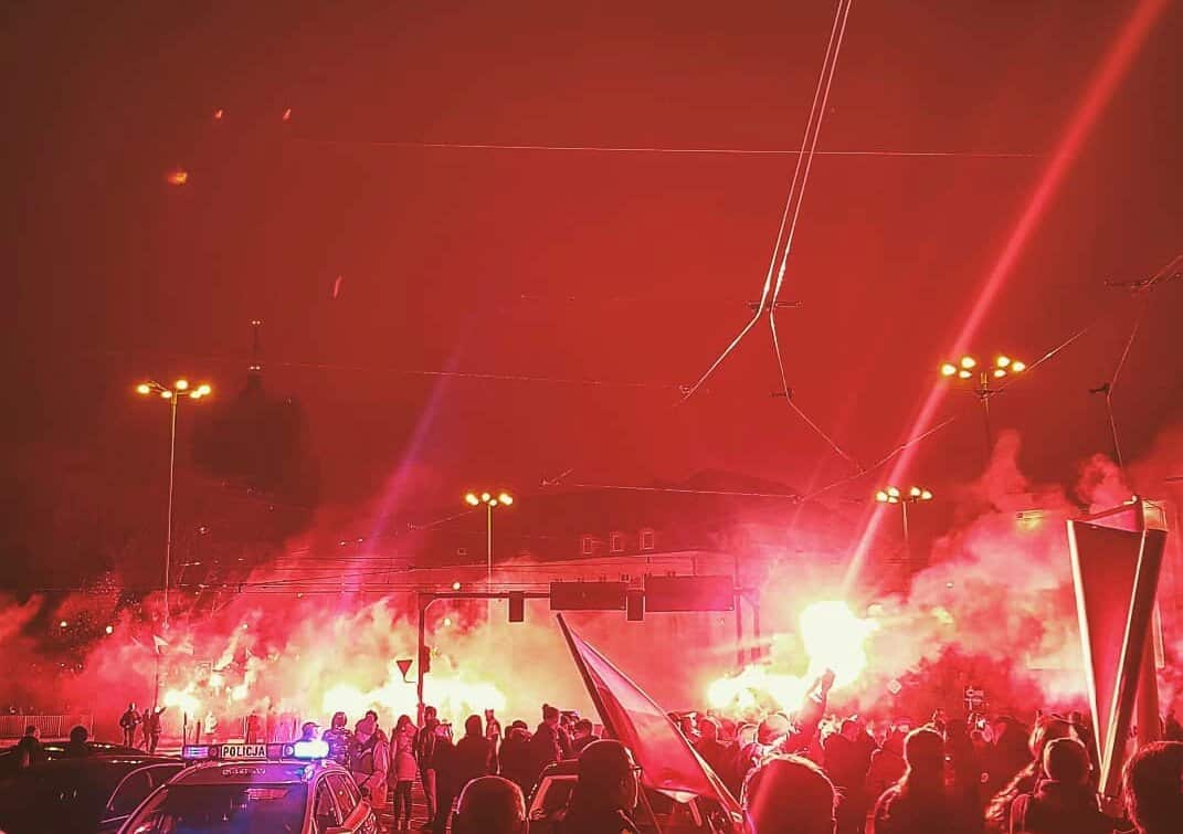 W hołdzie Powstańcom Wielkopolskim – biało-czerwone race rozświetliły Poznań