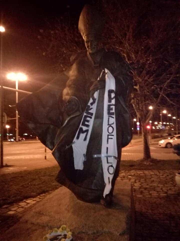 Obrzydliwa akcja lewactwa – „Kryłem pedofilów” na pomnikach Jana Pawła II