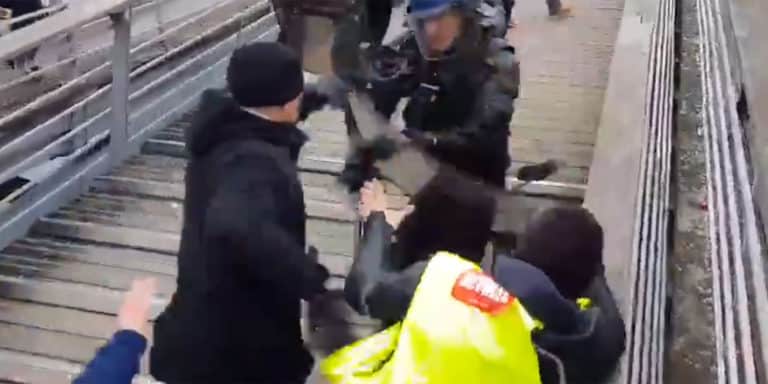 Pięściarz, który pobił policjantów podczas sobotniego protestu „żółtych kamizelek”w Paryżu, został aresztowany.