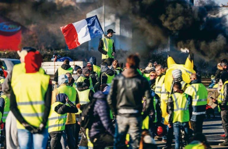 „Żółte kamizelki” protestują. Przeciw Macronowi i policyjnej przemocy