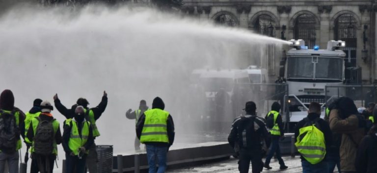 Według francuskiego MSW w dzisiejszej akcji „żółtych kamizelek” wzięło udział 84 tysiące osób