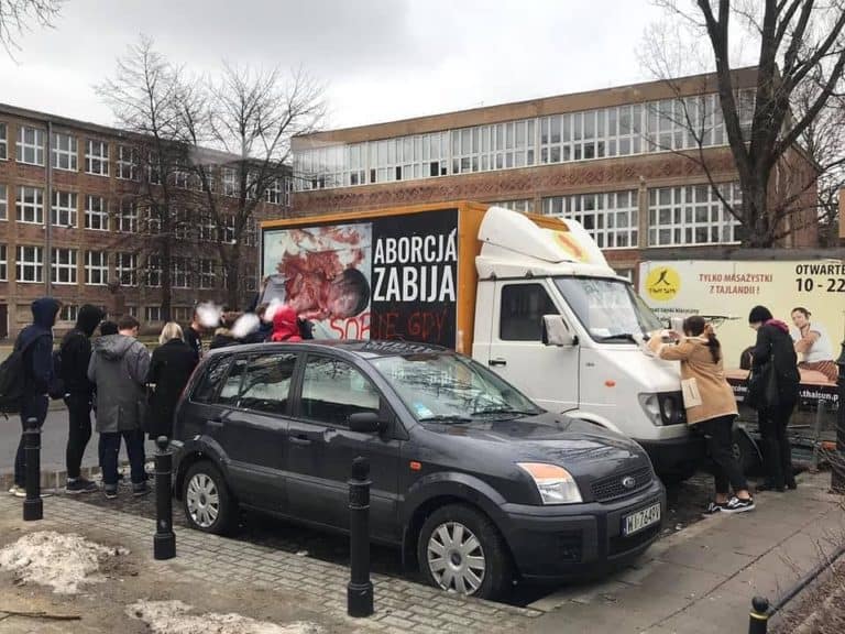 Zdemolował antyaborcyjny samochód – uczniowie podstawówki pomogli go złapać