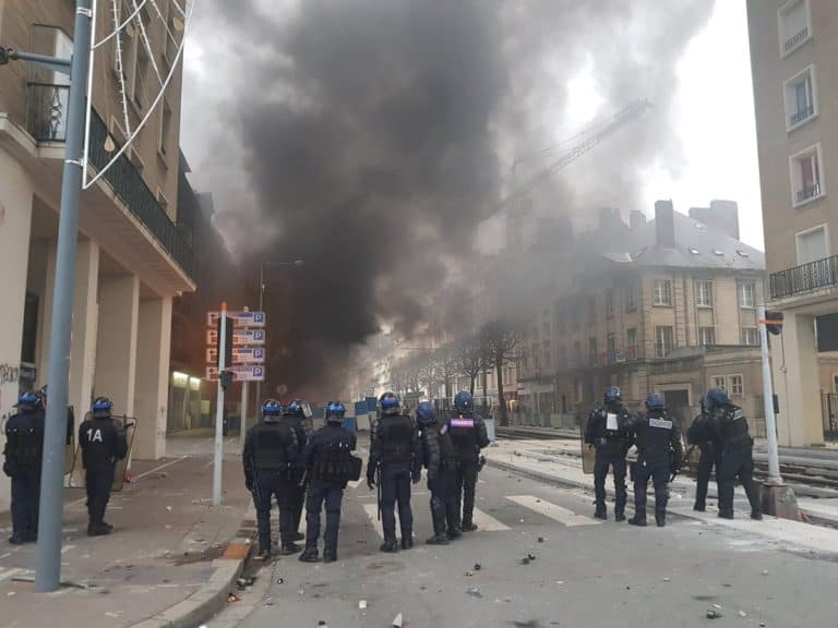 Gwałtowne starcia z policją w wielu francuskich miastach – protesty „żółtych kamizelek” liczniejsze niż przed tygodniem