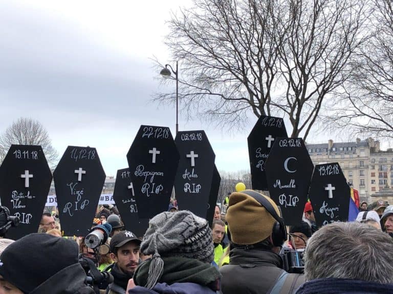 Na ulicach francuskich miast dziesiąta sobota pod znakiem protestu „żółtych kamizelek”