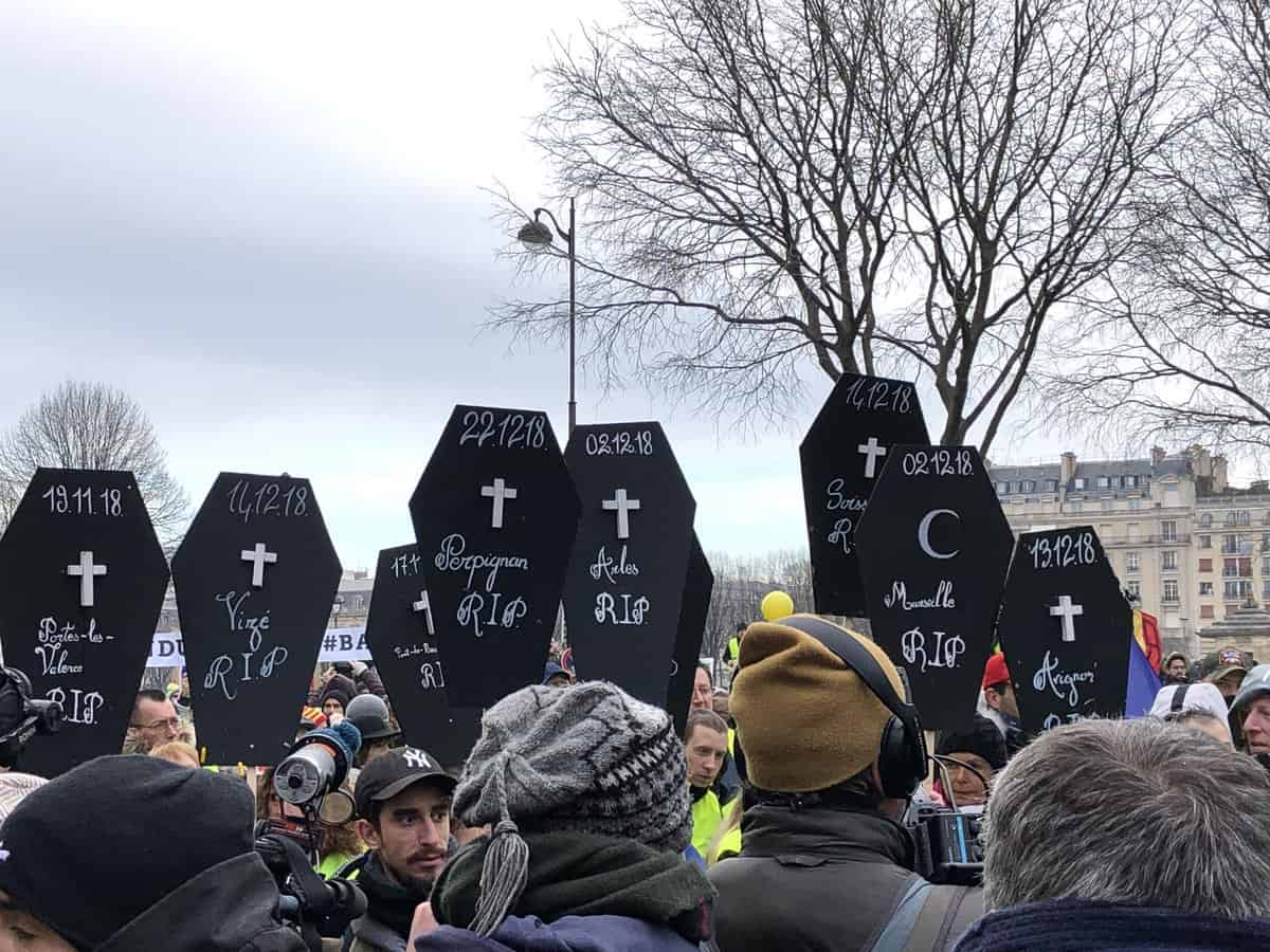 Na ulicach francuskich miast dziesiąta sobota pod znakiem protestu „żółtych kamizelek”