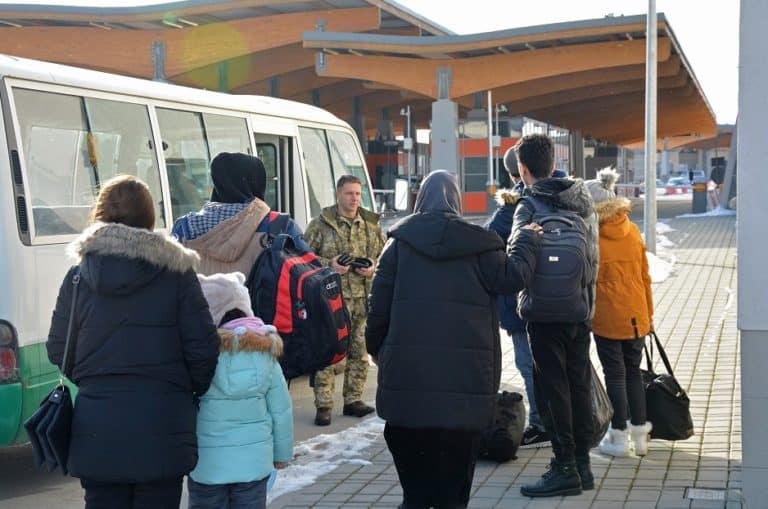 Pieszo sforsowali zieloną granicę – Straż Graniczna zatrzymała na Podkaprapicu grupę 14 migrantów z Iraku