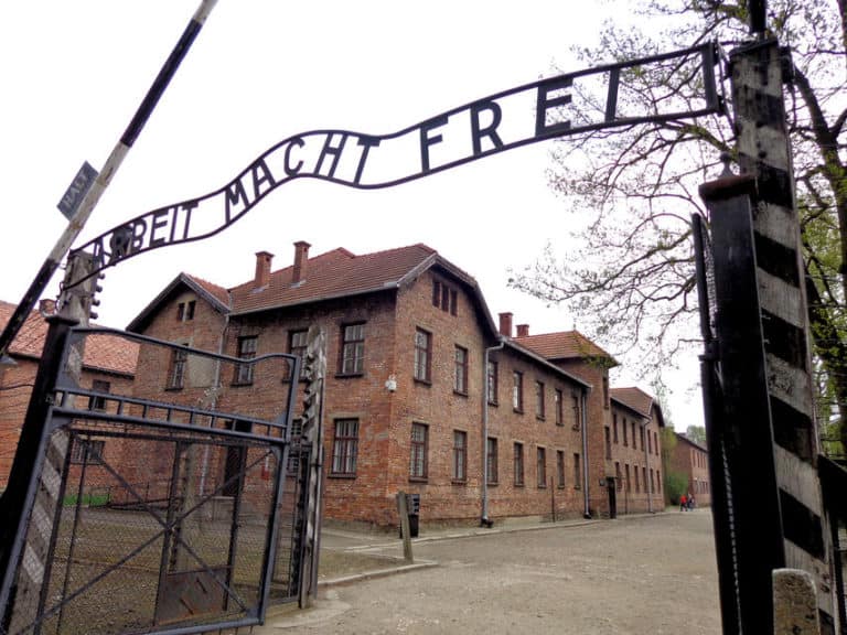 Jak się okazuje wicedyrektorowi Państwowego Muzeum Auschwitz Birkenau przeszkadzają patriotyczne symbole