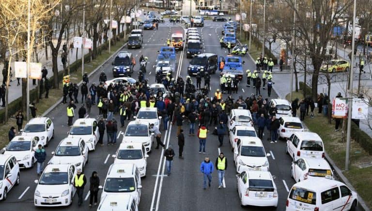 Protesty przeciw Uberowi w Madrycie doszło do starć protestujących taksówkarzy z policją