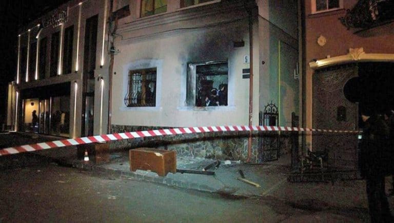 Trzech Polaków zostało oskarżonych o terroryzm za podpalenie budynku Towarzystwa Węgierskiej Kultury Zakarpacia na Ukrainie