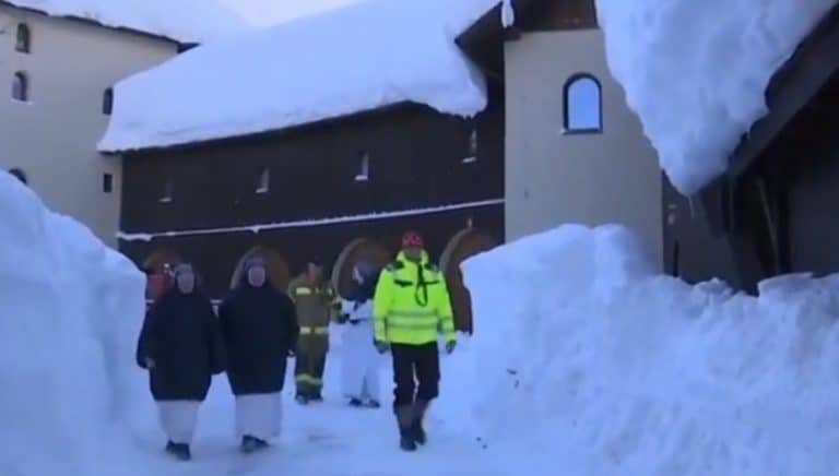 Ratownicy dotarli do kilkudziesięciu zakonnic i księdza odciętych od świata