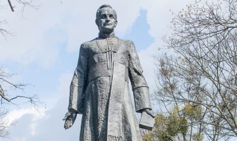 Pomnik ks. Jankowskiego znowu stoi. Wiceprezydent Gdańska jest niezadowolony