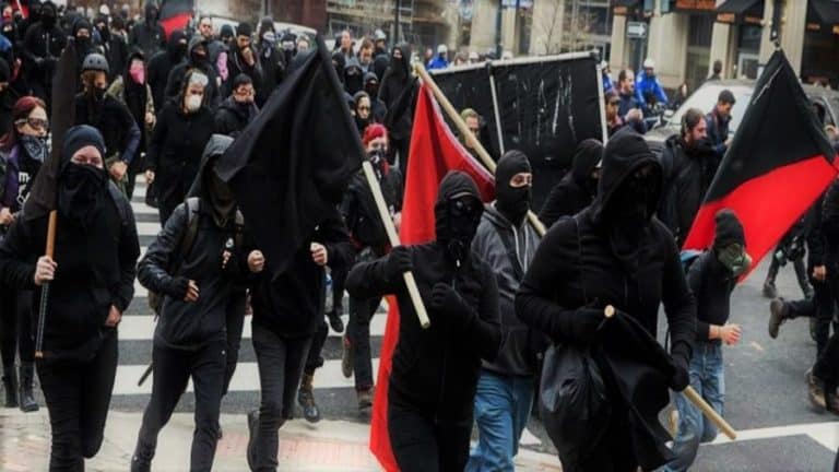 Niemiecka Antifa opublikowała „poradnik” instruujący w jaki sposób zamordować konkretnych polityków Alternatywy dla Niemiec