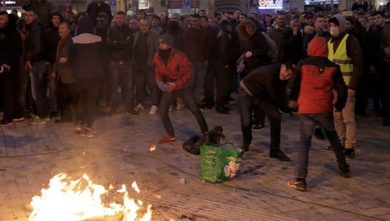 Podczas protestów w Albanii demonstranci próbowali wedrzeć się do gmachu parlamentu
