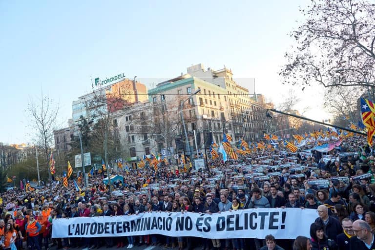 Wielotysięczne protesty w Barcelonie przeciwko procesowi katalońskich separatystów