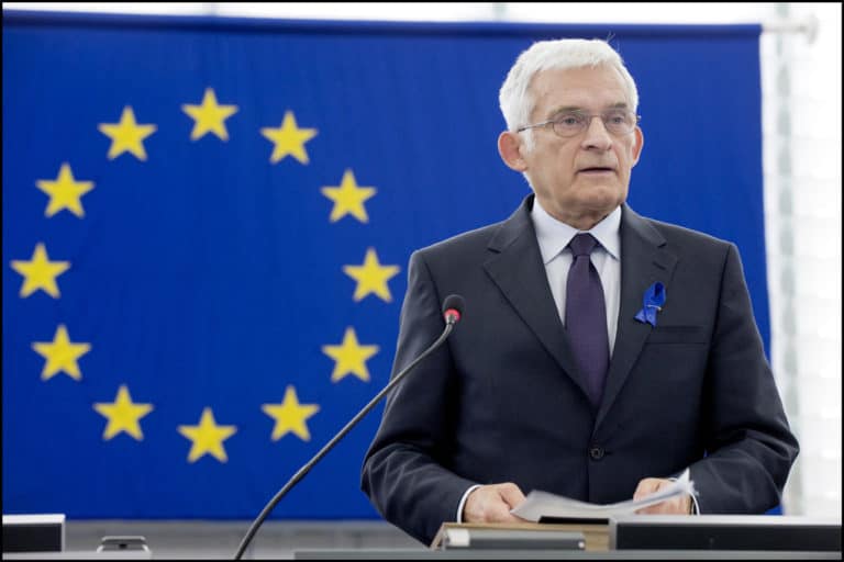 Jerzy Buzek uważa, że Polska nie powinna się obrażać na izraelskich polityków, gdy ci plują Polakom w twarz