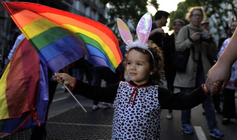 Zdecydowana większość Polaków nie chce edukacji seksualnej w szkołach i jest przeciwko „kartom LGBT+”