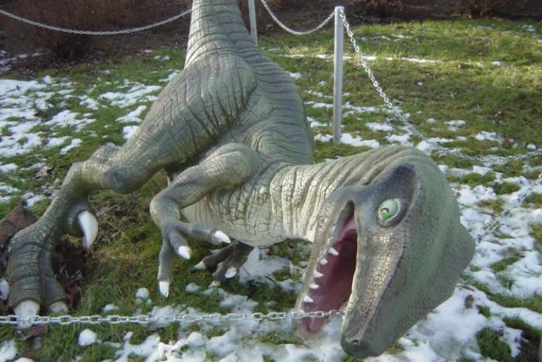 Atak wandali na dinozaury w Otmuchowie