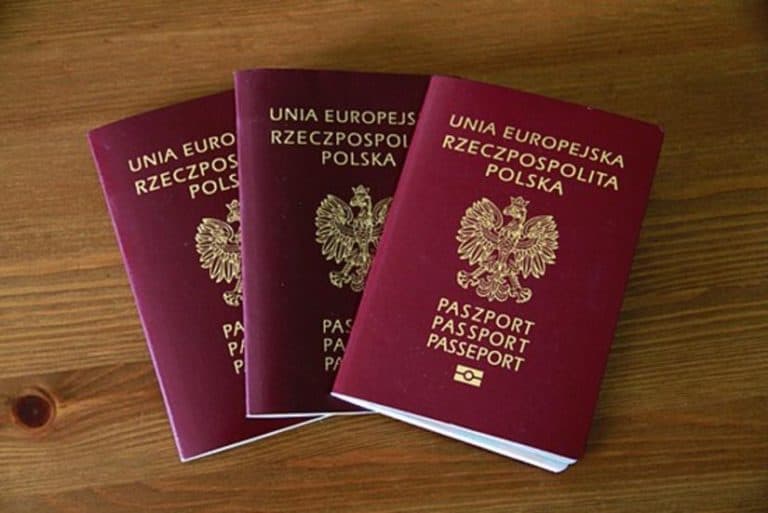 Coraz więcej cudzoziemców legitymuje się polskim paszportem