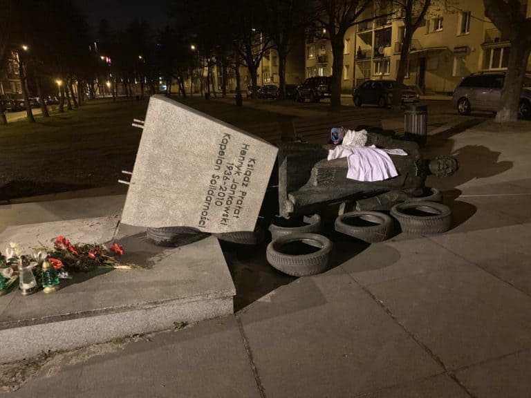 W Gdańsku zniszczono pomnik ks. Henryka Jankowskiego /filmy i zdjęcia/