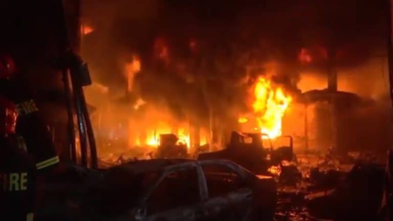 Co najmniej 78 osób poniosło śmierć w tragicznym pożarze