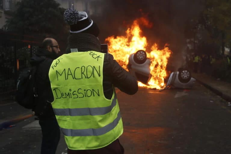 Francja: Policjanci aresztowali działaczy „żółtych kamizelek” a ci… podpalili komisariat