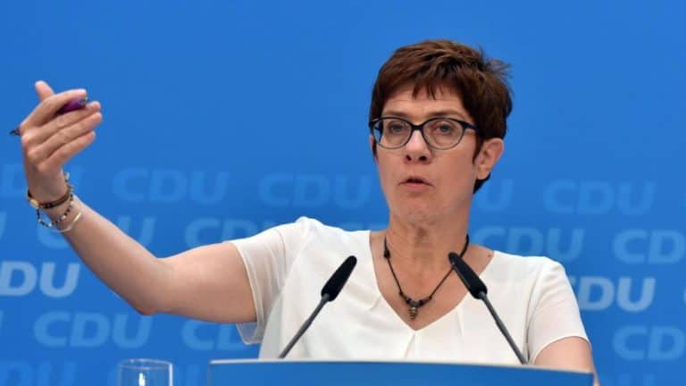 Seksistowskie zachowanie następczyni Angeli Merkel